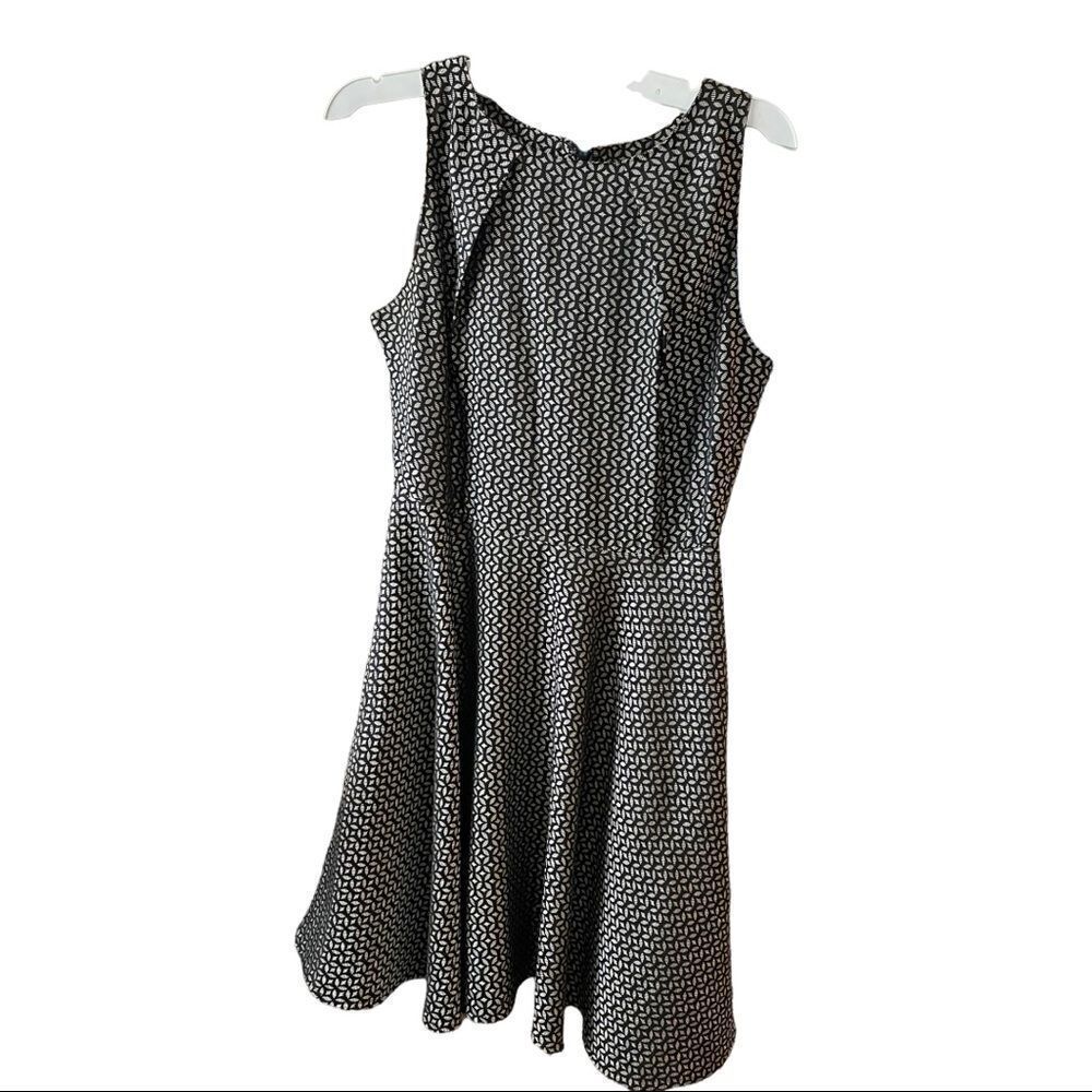 ‎GEOMETRIC SLEEVELESS DRESS - Picture 3 of 8